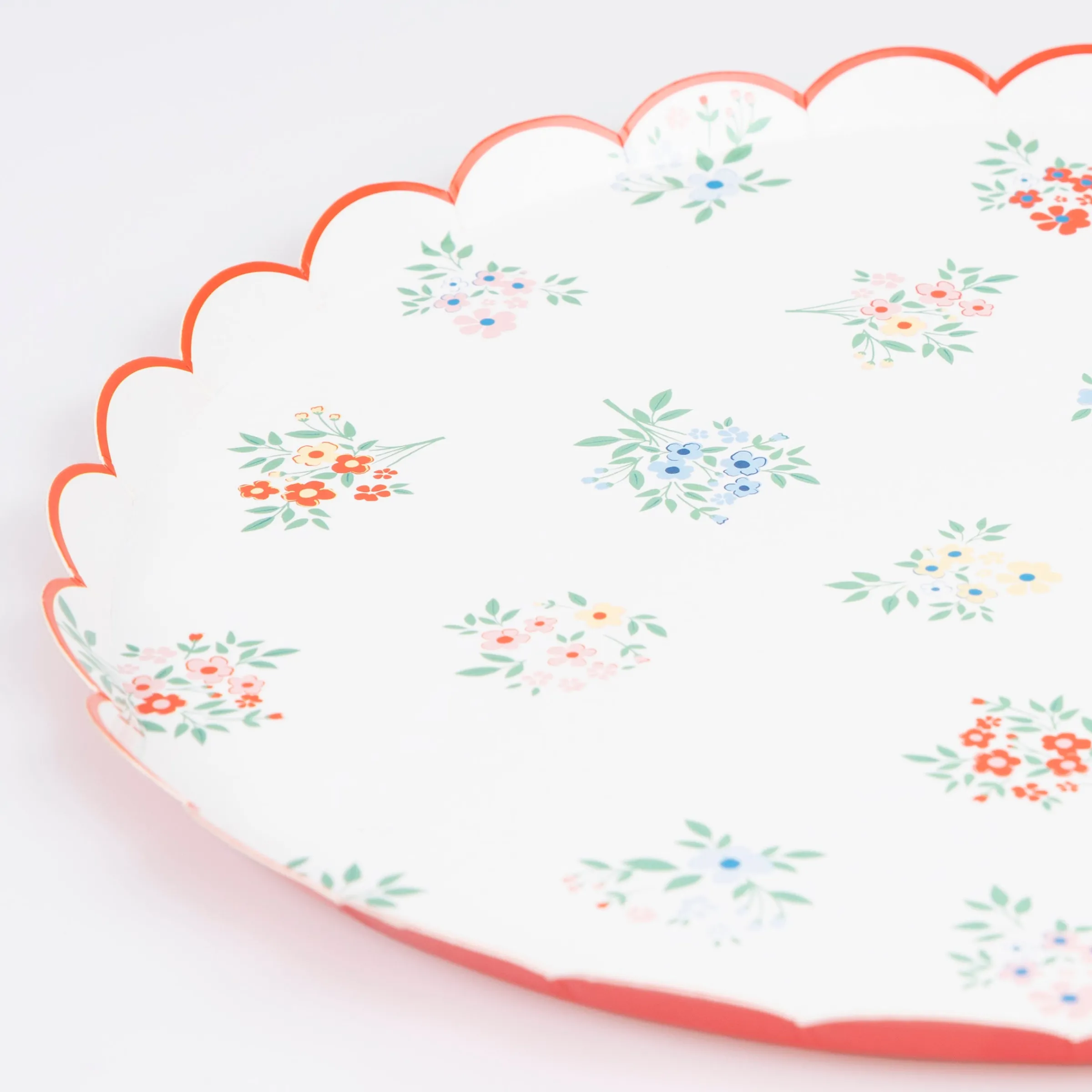 Ditsy Posy Scalloped Dinner Plates (x 8)>Meri Meri Fashion
