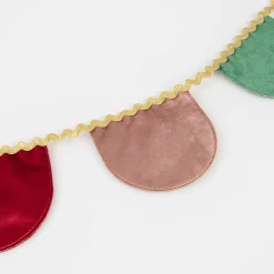Velvet Scallop Garland><noscript><img width=